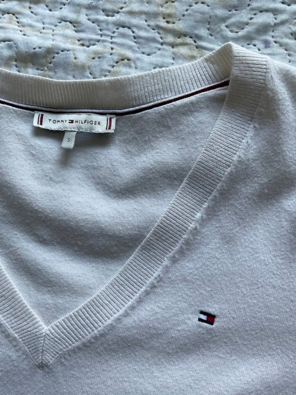 Tommy Hilfiger White Fine Knit V-Neck Sweater - Picture 4 of 5